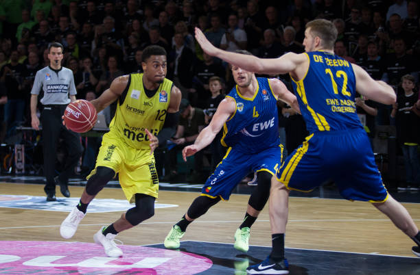 通过社交媒 通过社交媒